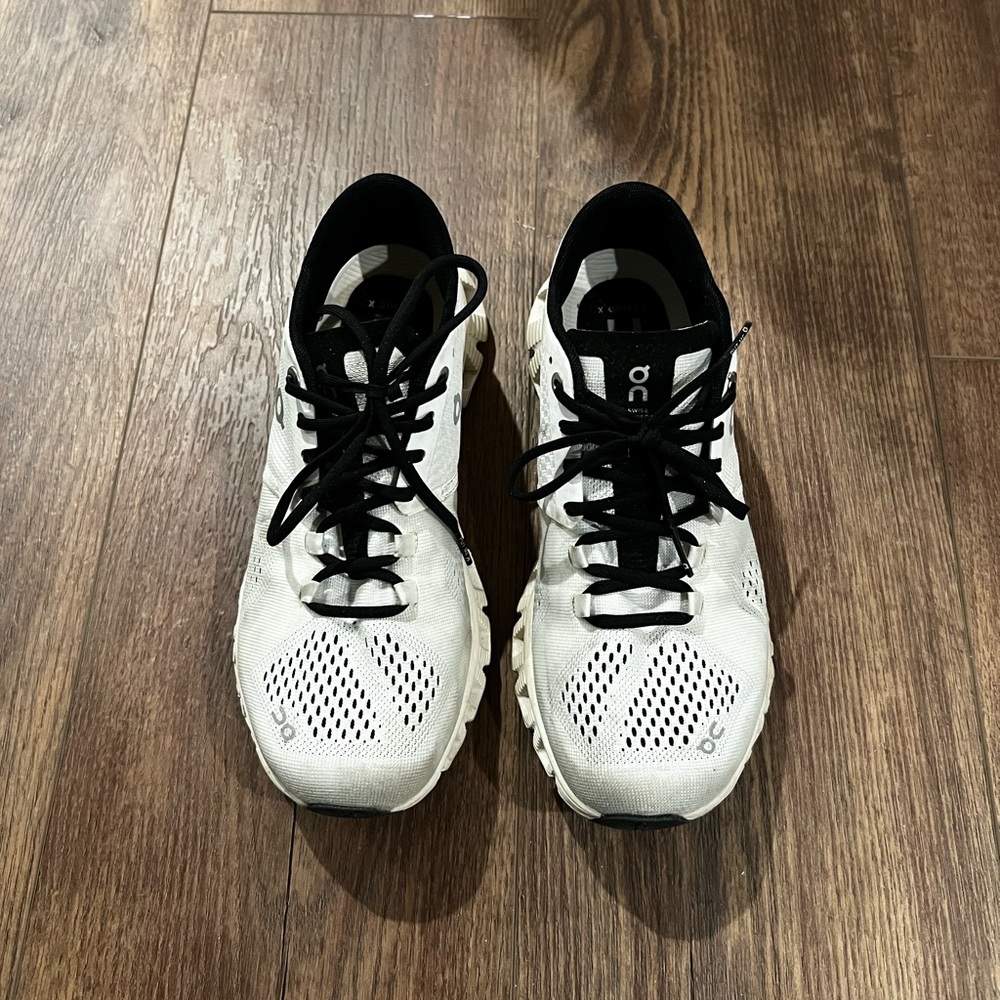 ON Cloud x women’s size 6. White and black.